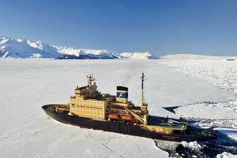 Ледокол промышлял во льдах белого моря