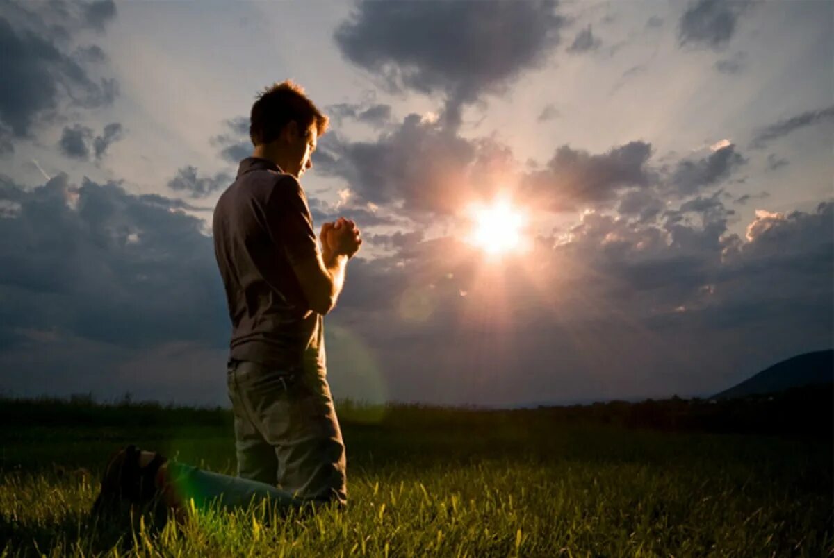 Молю на рассвете грядущего. Мольба. Человек молится богу на природе. Девушка молится. Человек на рассвете.