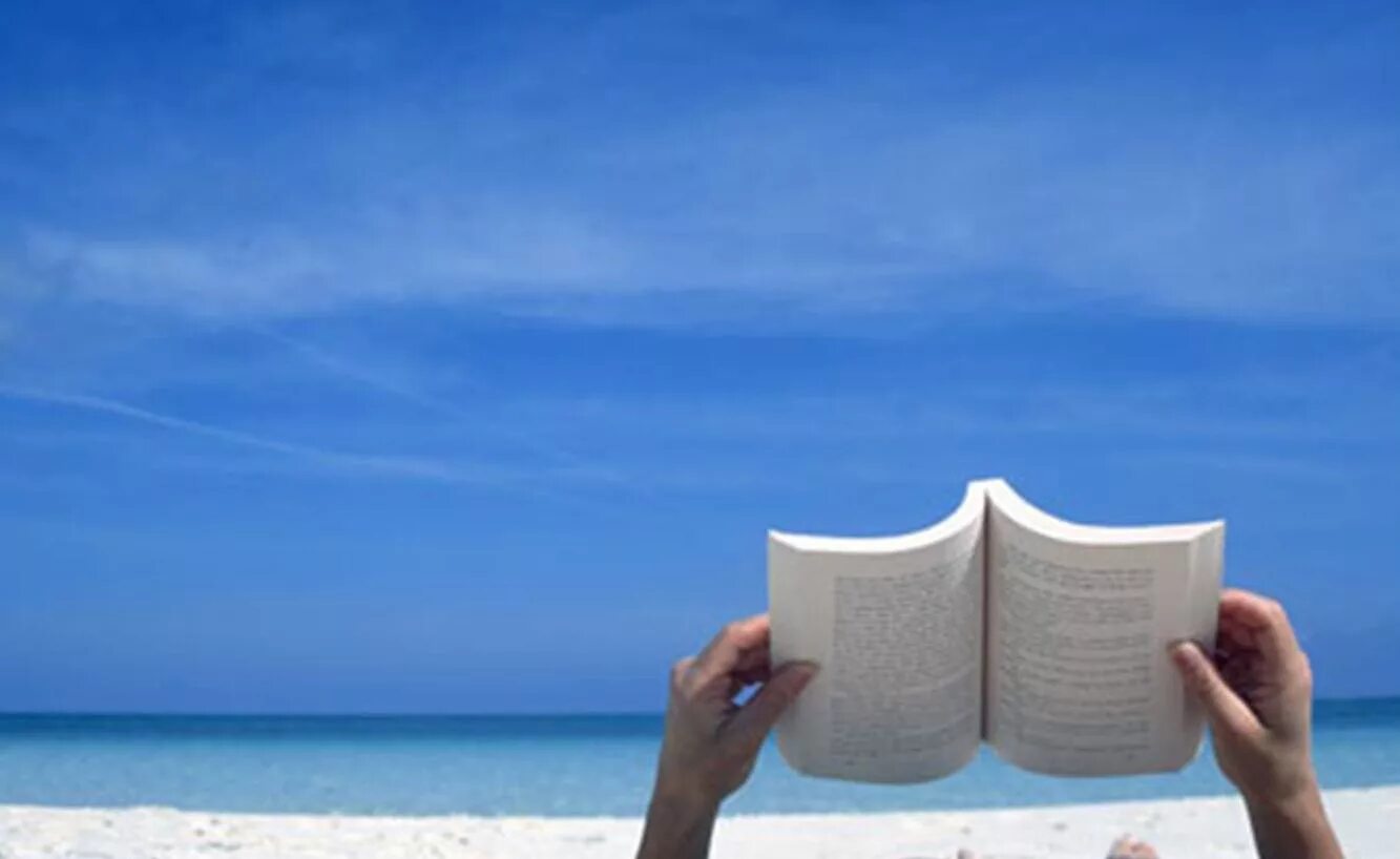 Чтение про путешествие. Лето с книгой. Книга на фоне моря. Чтение на пляже. Книга море.