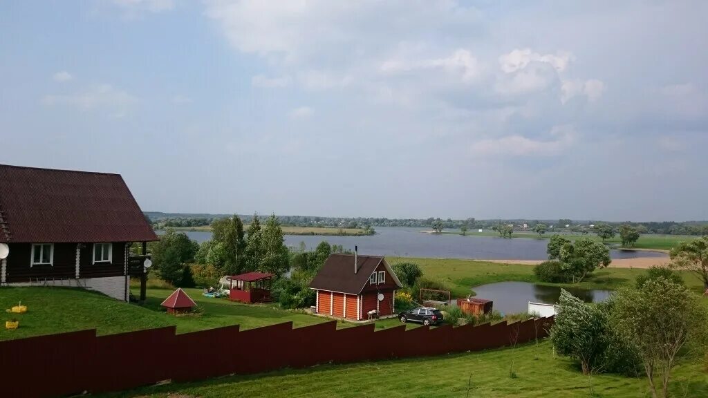 Волга Виллс село Городня. Усадьба на Волге Зеленодольск. Домик на берегу Волги. Дом на Волге.