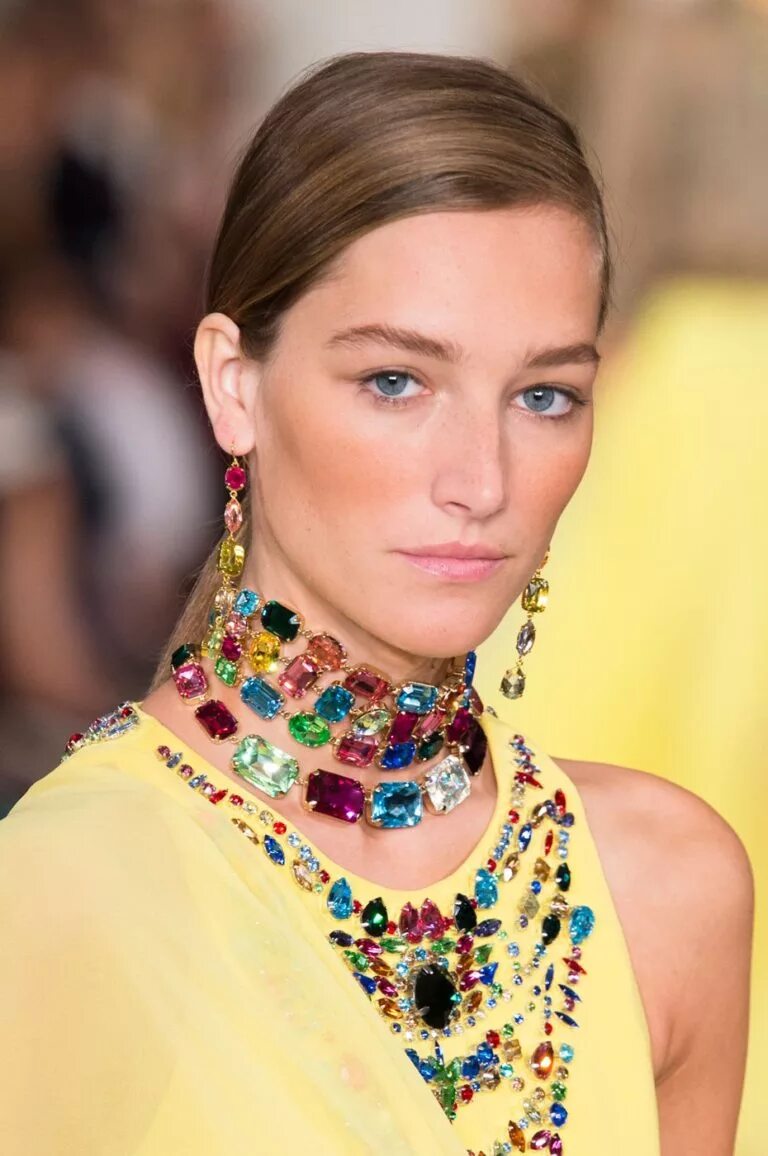 Крупные украшения. Стильные украшения для женщин. Miu miu fall 2018. Модные серьги. Стильные украшения для женщин.