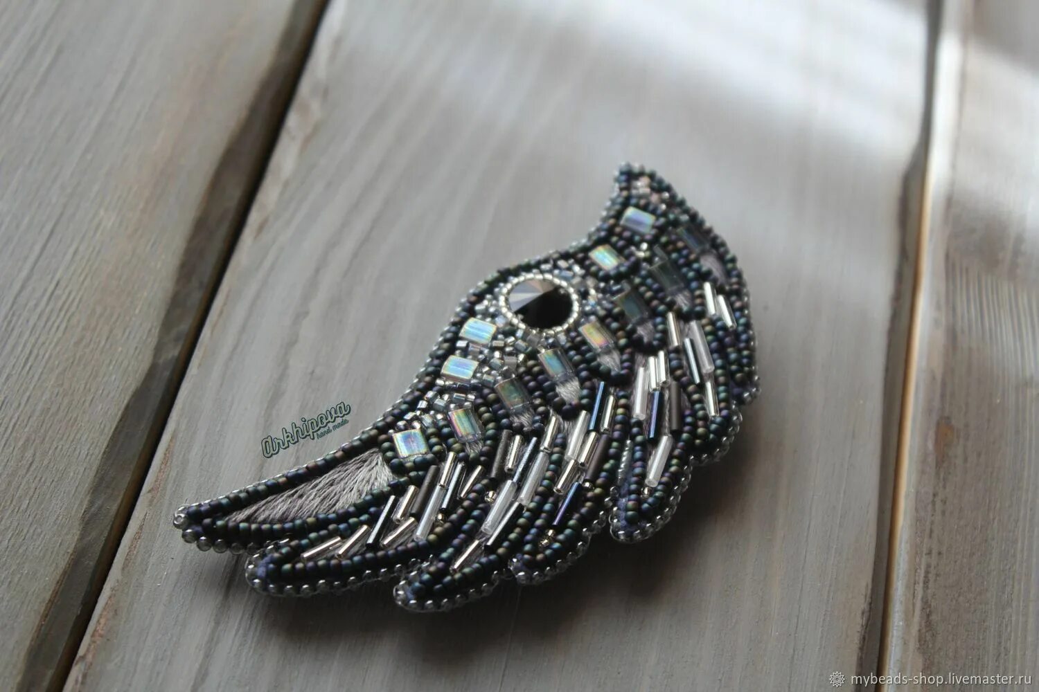 Брошка журавль. Брошь крылья из бисера. Крылья из бисера. Крылья из бисера. Брошь крылья.