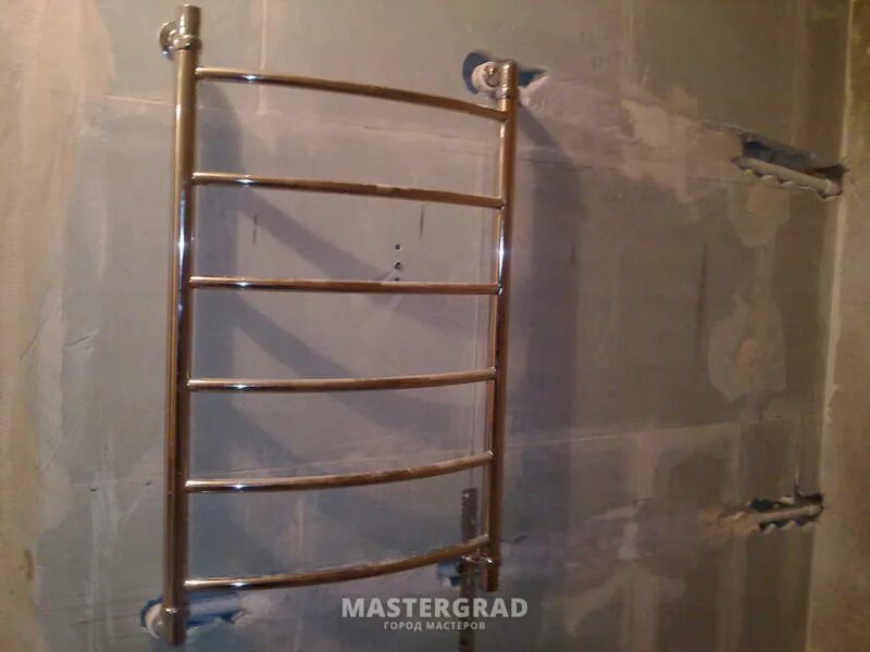 Схема подключения полотенцесушителя змеевик. Схема подключения полотенцесушителя лесенка с нижним подключением. Полотенчик холодный. Полотенцесушитель водяной лесенка схемы подключения. Полотенцесушитель водяной подключение снизу монтаж.