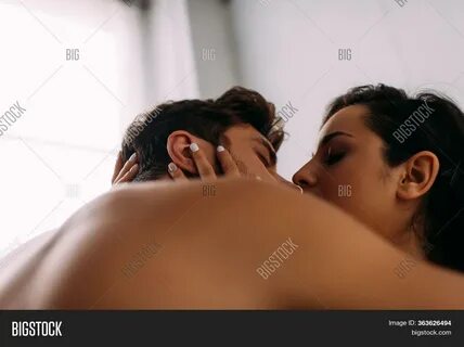 Download high-quality Selective focus couple closed eyes kissing images, il...