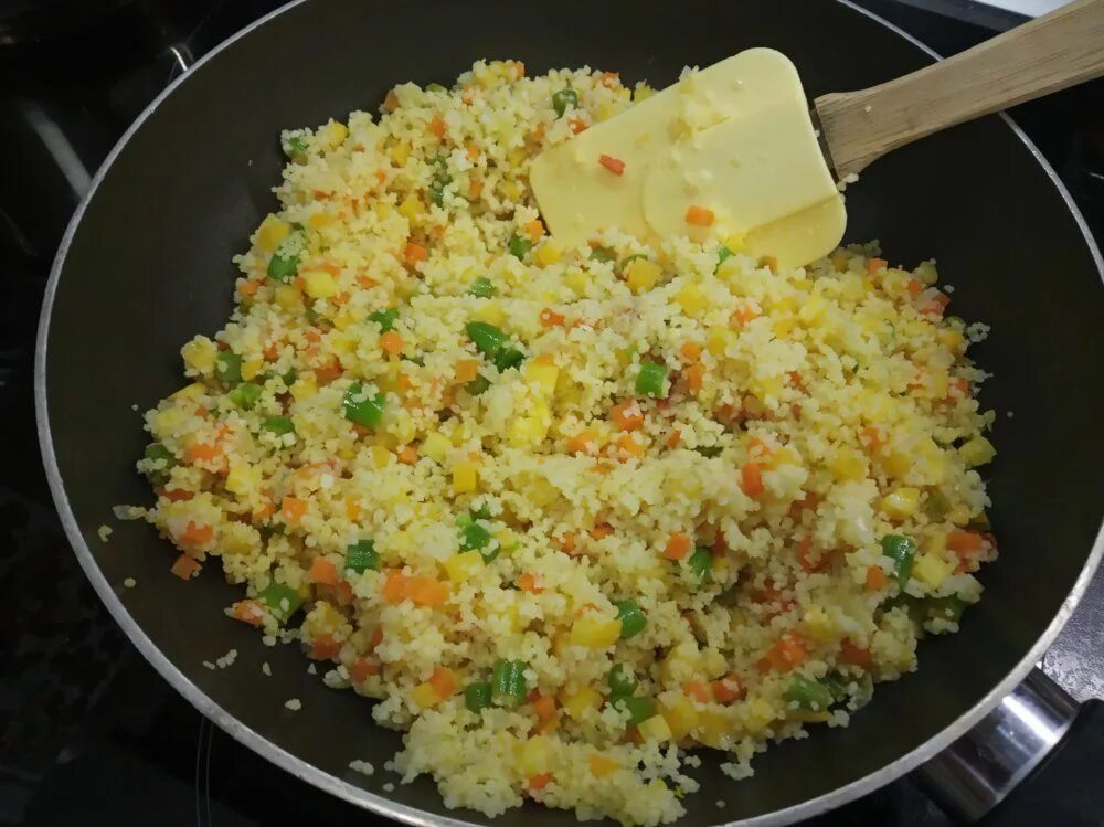 Кускус на сковороде рецепт. Кускус с томатами. Салат с кускусом. Кускус медиум. Кускус на сковороде рецепт.