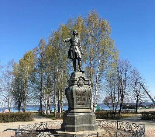 Почему стоит памятник петру 1 в петрозаводске. Памятник Петру 1 в Петрозаводске. Памятник Петру 1 в Великом Новгороде. Памятник Петру 1 в Петрозаводске Инфармац. Памятник Петру 1 в Петрозаводске Урицкого.