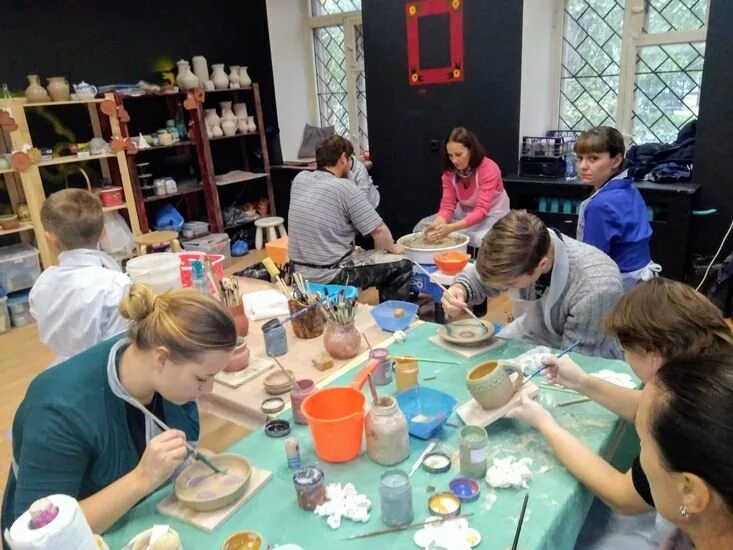 интерьер гончарной мастерской. гончарная мастерская мытищи. худ мастерские мастер классы. гончарная студия № 1, москва, улица покровка. стол для гончарной мастерской.