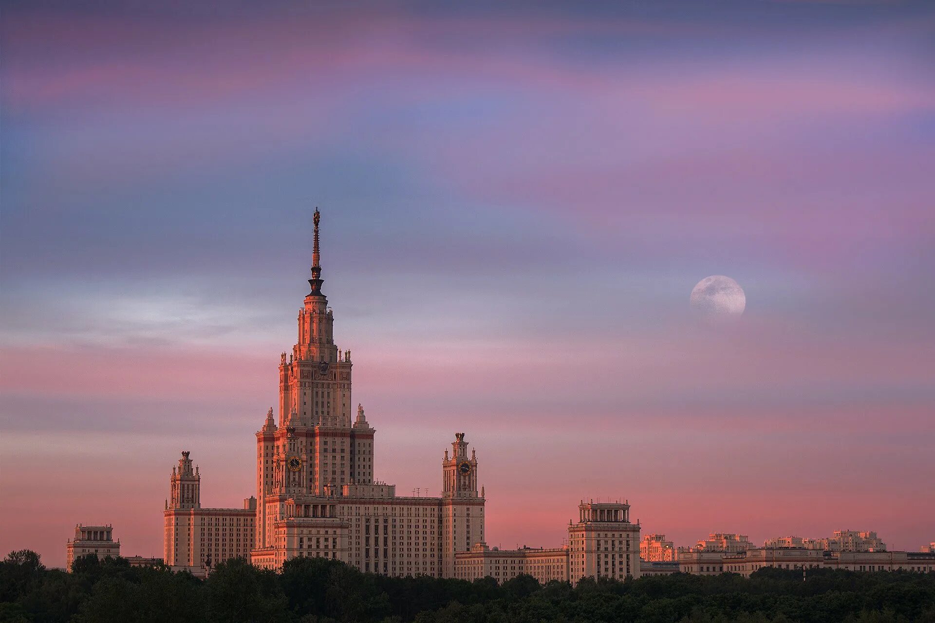 Сталинские высотки в Москве МГУ. Здание МГУ сталинская высотка. Высотка на Котельнической и МГУ. Московский университет на английском