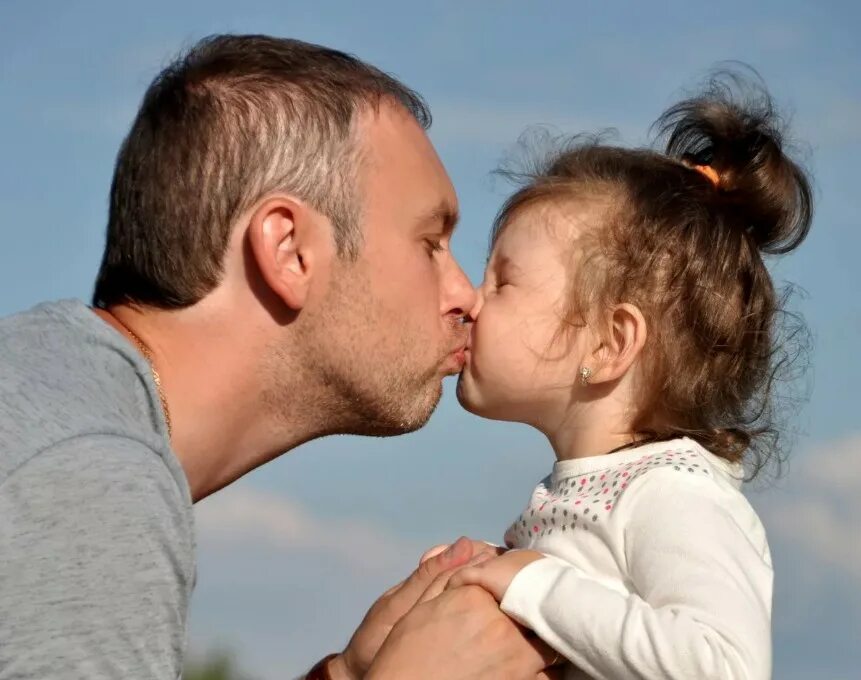 Привязанность к отцу. Отец и дочь. Поцелуй дочери. Папа с дочкой Реал. Папа целует дочку.