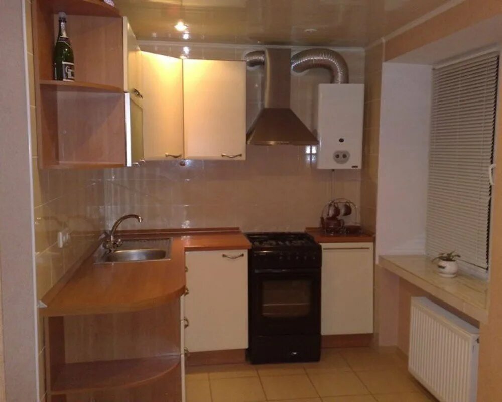 Кухня хрущёвка 6 кв м с газовой колонкой. Кв с газовой колонкой155на2м. М. Кухонный гарнитур для маленькой кухни. Кухонный гарнитур с газовой колонкой.