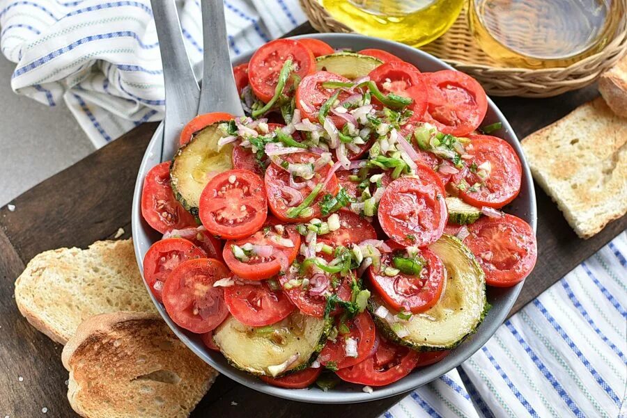 Салат с цукини и помидорами. Салат с кабачками и помидорами. Салат из жареных кабачков с помидорами. Теплый салат из кабачков и помидоров. Кабачки грибы помидоры