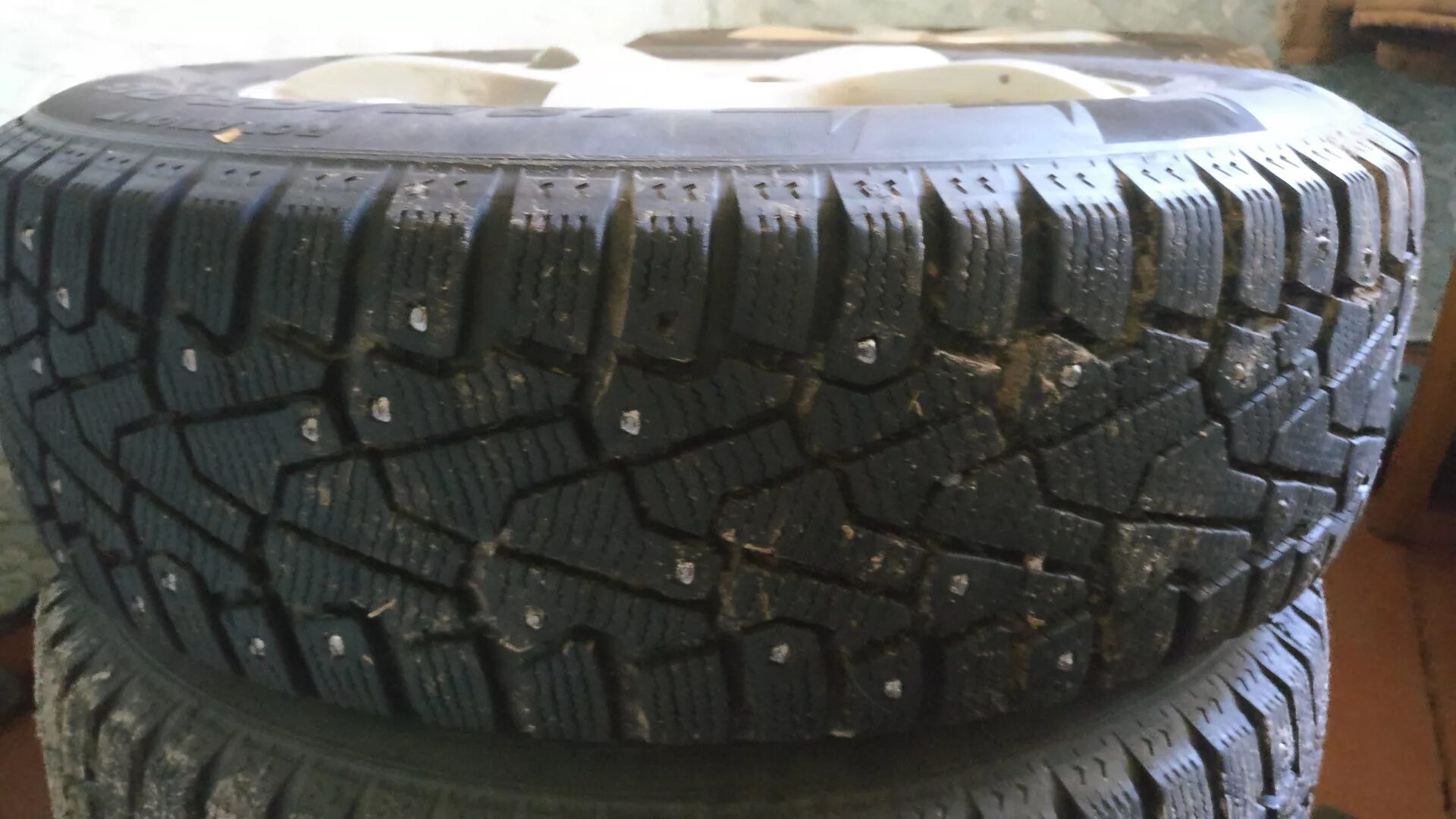 Пирелли зеро 185 65 15. Pirelli Ice Zero 185/65 r15. Пирелли айс Зеро 185/65/15 на Весту. Зимние шипованные шины 265/65 r18 на Прадо 150. Цена на шины шипованные на Весту в Воронеже.