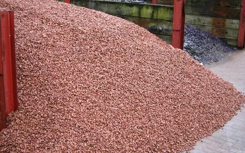 дорожки из щебня. гранитная крошка в мешках. щебень гранитный розовый 5-20. красный гранитный щебень 5-20. декоративный щебень красный.