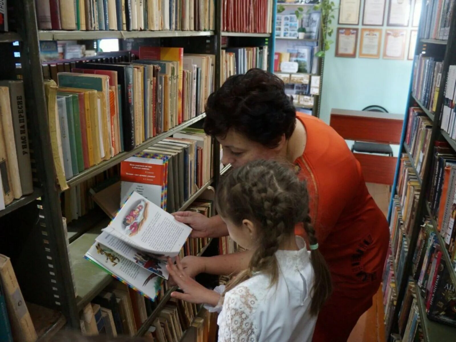 Библиотека вышел. Посетители библиотеки. детская библиотека библиотекарь. детский библиотекарь. библиотекарь детской библиотеки.