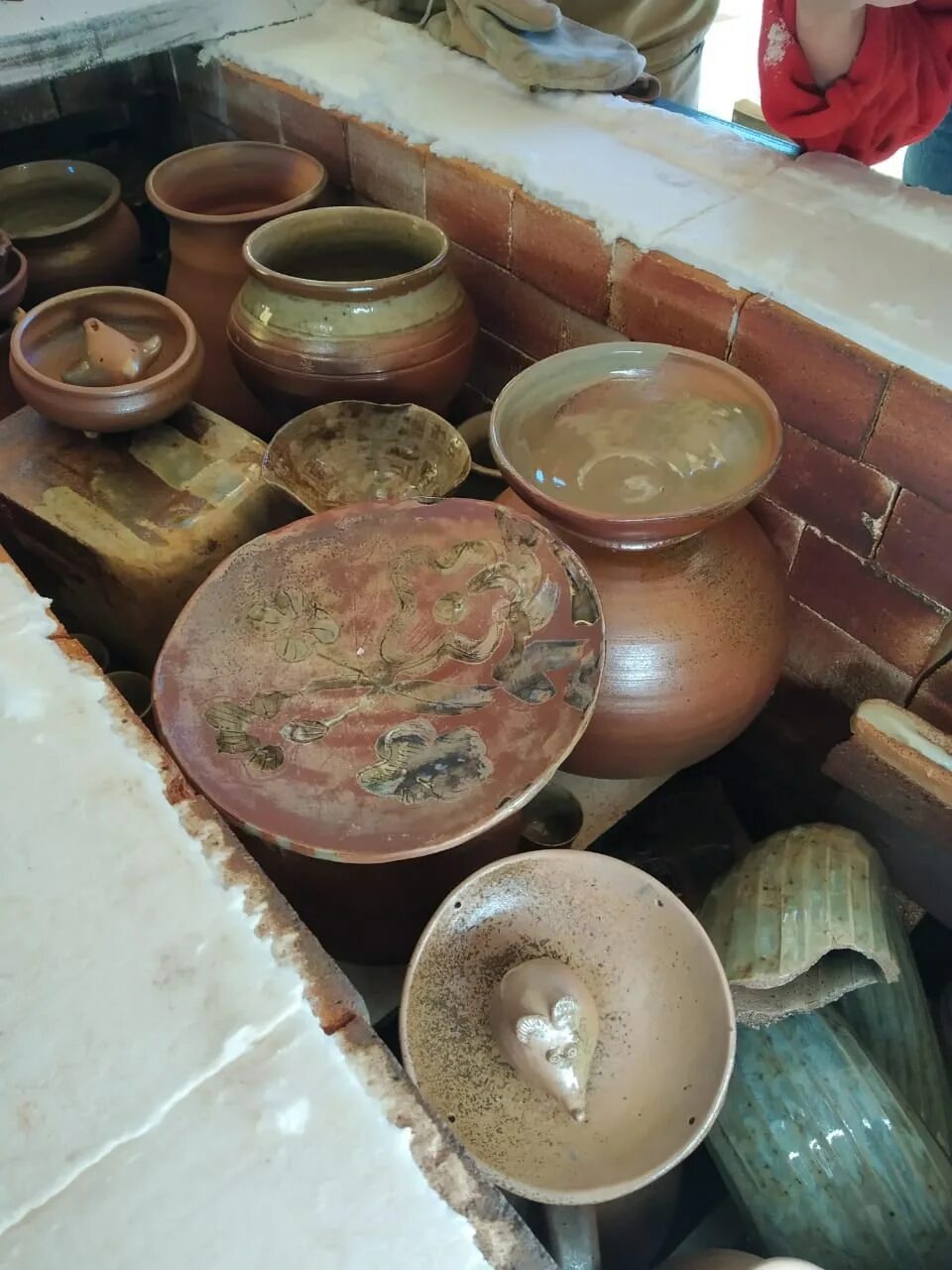 килн печь. печь горн для обжига глины. дровяной обжиг керамики. дровяная печь для обжига керамики. дровяной обжиг керамики.