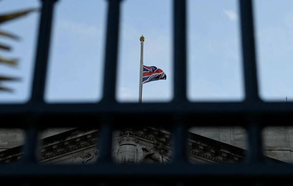 Приспущенный флаг Великобритании. Приспущенный флаг. Британский Штандарт. В Букингемском Дворце приспущены флаги. В великобритании спустили флаги