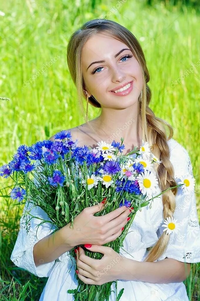 Букет "женщине". Песня наташка васильковый взгляд. Песня наташка васильковый взгляд. Женщина с цветами. Девушка в венке из цветов.