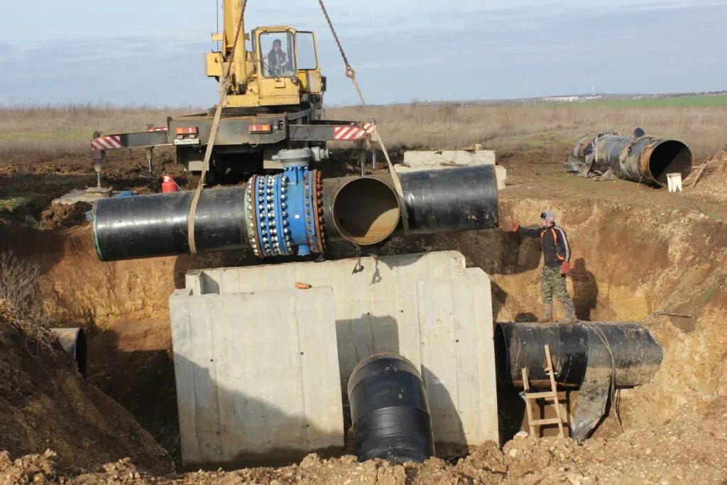 групповой водовод. групповой водовод. троицкий групповой водовод. трубы теплотрассы и водовода. реконструкция водопровода.