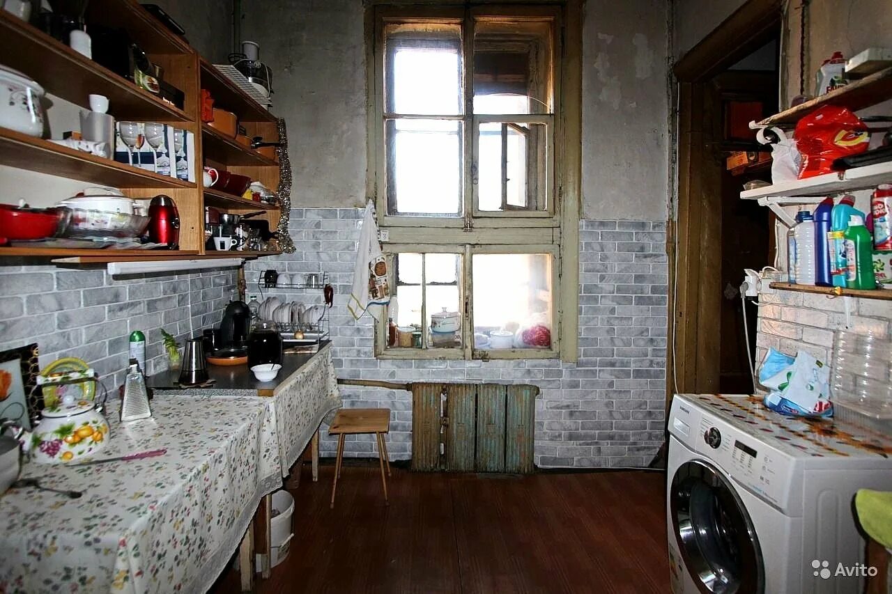 Купить коммуналку недорогую. Советская кухня. Кухня в коммуналке. Кухня в старой квартире. Кухня в Советской квартире.