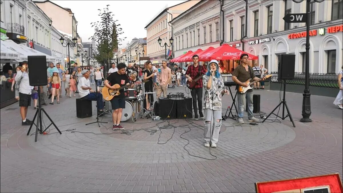 Музыканты на улице Баумана Казань. Музыканты на Баумана в Казани. Казань ул Баумана уличные музыканты. Казань Арбат уличные музыканты.