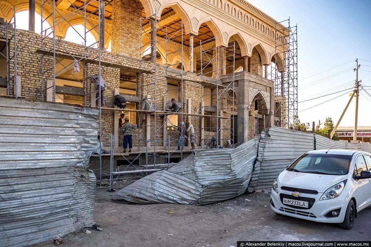 Строительство в ташкенте. Стройки в Ташкенте. Постройки в Узбекистане. Узбекский дом стройка. Стройка дома в Узбекистане.