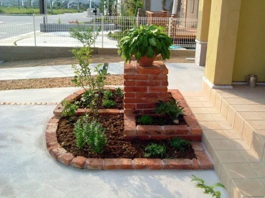 Клумбы из кирпича для цветов. Клумба из кирпича. высокие клумбы из кирпича. клумбы из кирпича и камня. цветочные клумбы из кирпича.