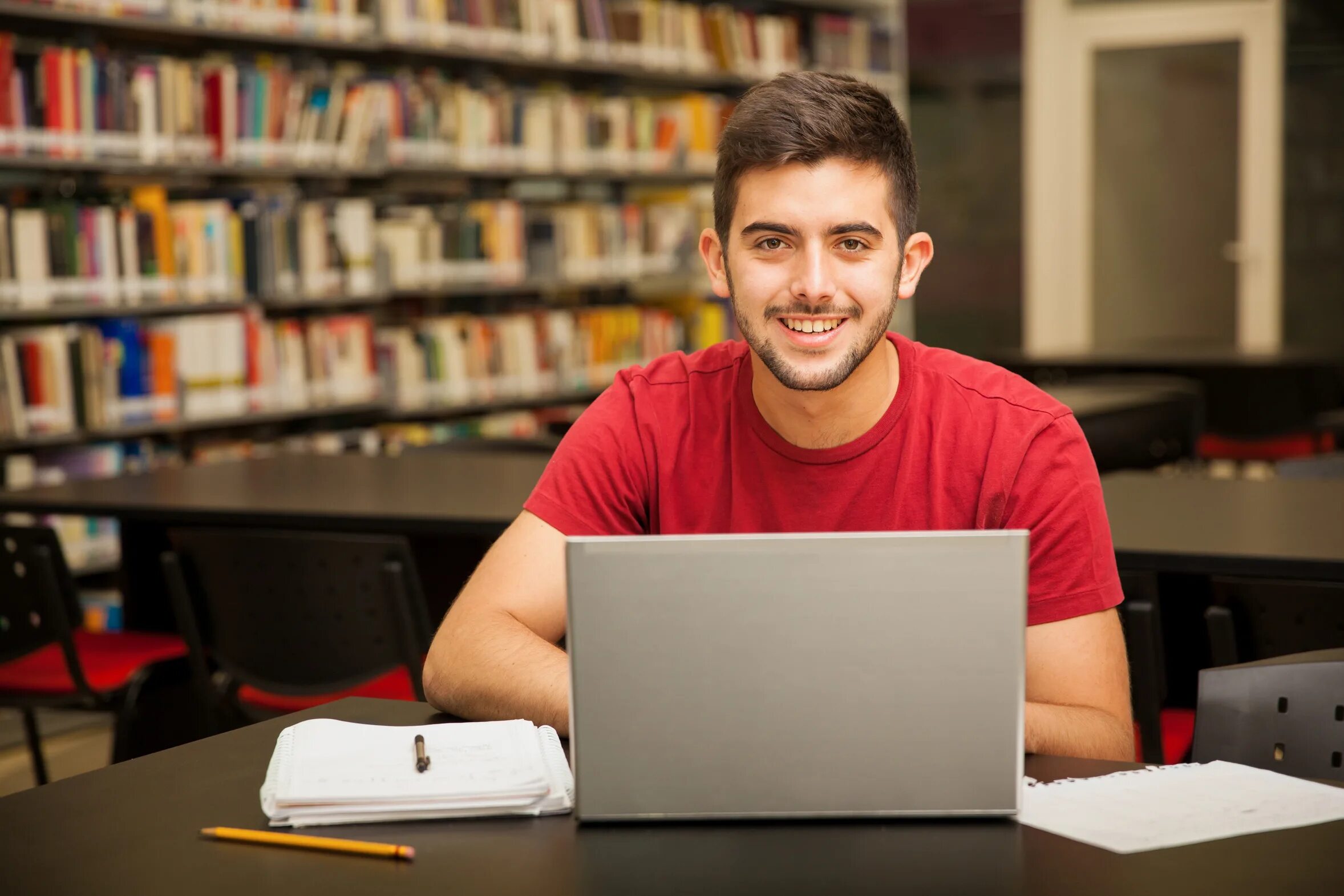 Student html. Студент с ноутом. Студент за ноутбуком. Студенты в библиотеке. Студент за компьютером Сток.