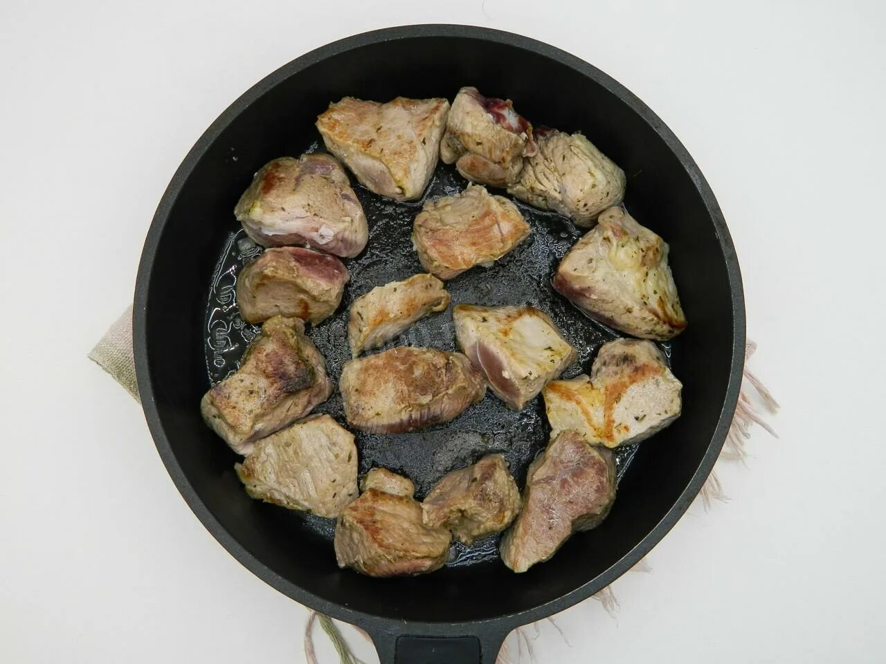 Свинина на сковороде фото. Свинина на сковороде. Свинина на сковороде вкусно. Свинина сочная и мягкая на сковороде. Жареная свинина на сковороде с картошкой и луком кусочками.