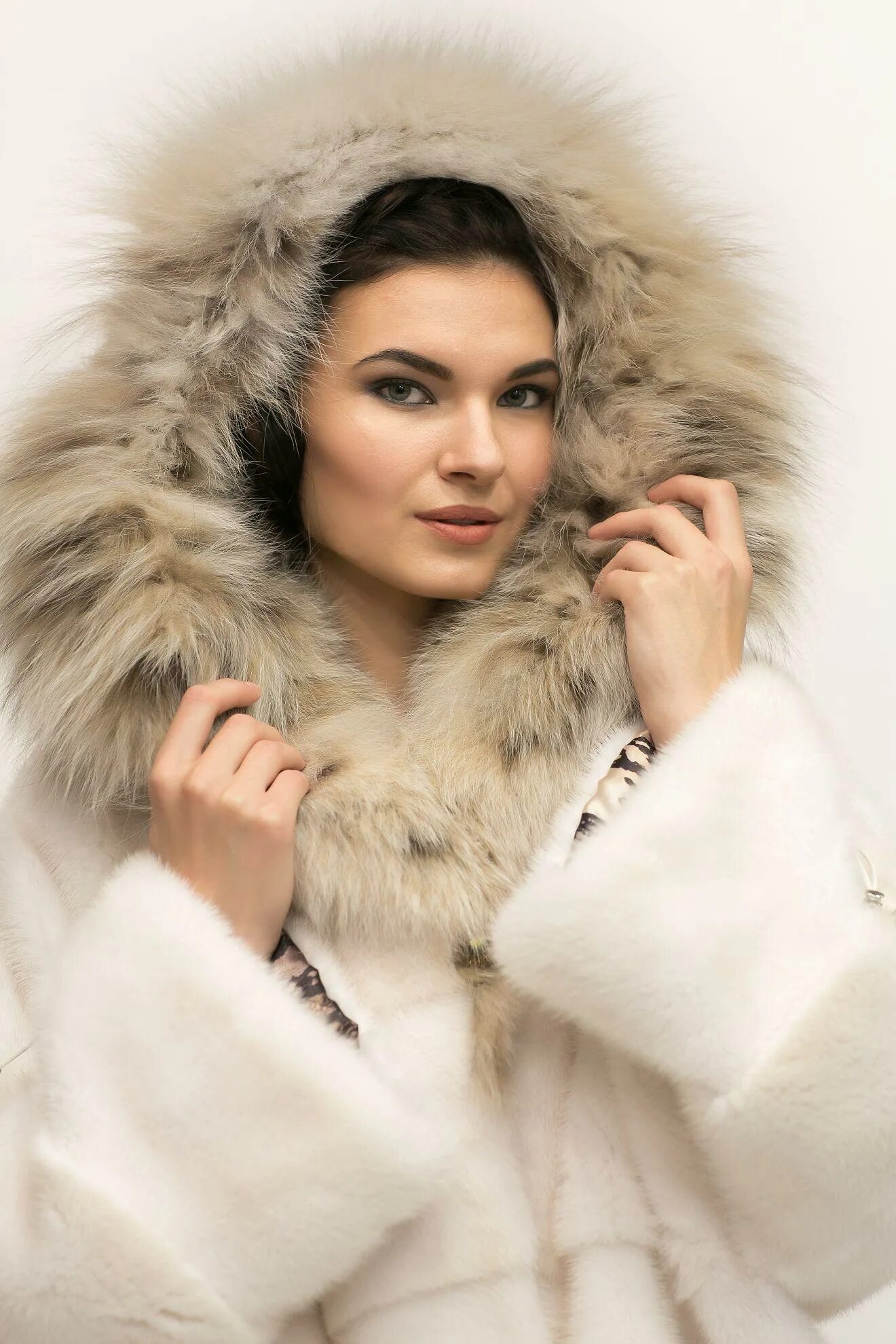 Норковый бомбер с капюшоном женский. Парка с норкой. Парка с норкой. Парка с норкой. Парки с мехом норки.
