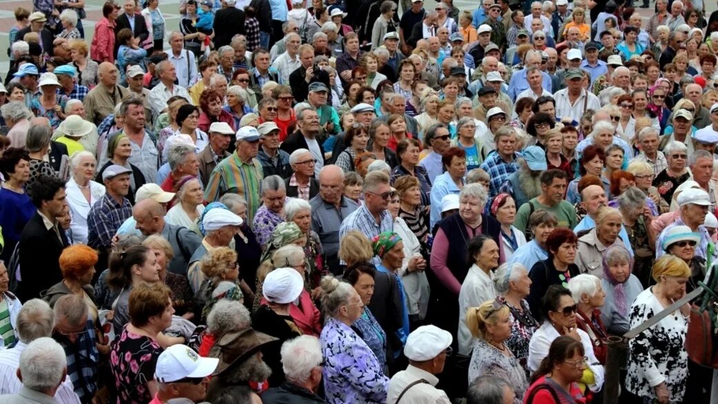 Пенсионерам новости на сегодня 2024г. Толпа пенсионеров. Много пенсионеров. Пенсионеры в России. Пенсионеры России толпа.