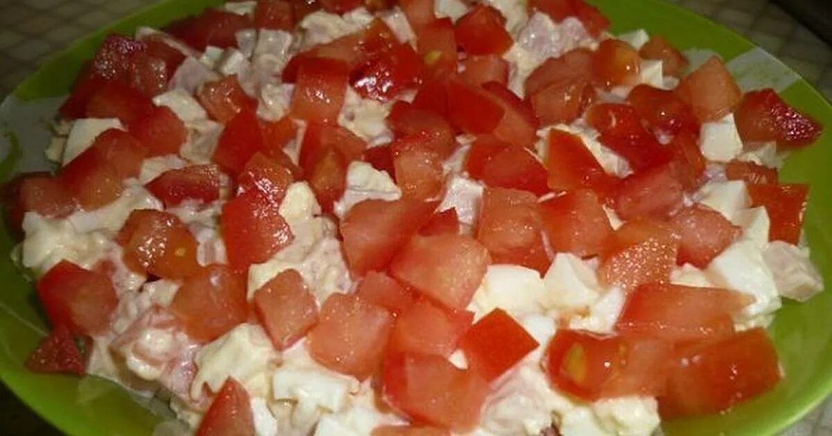 салат помидоры огурцы сыр. салат помидор ветчина яйцо. салат с ветчиной и помидорами. салат с ветчиной курицей и грибами. салат помидор ветчина яйцо.