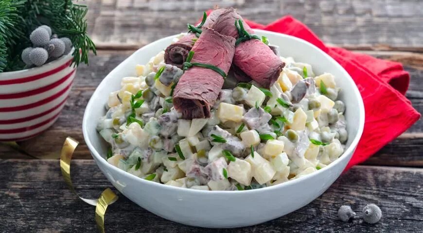 Оливье с говядиной. Оливье с мясом рецепт говядина. Салат оливье с языком говяжьим. Оливье с говядиной. Оливье с ростбифом.