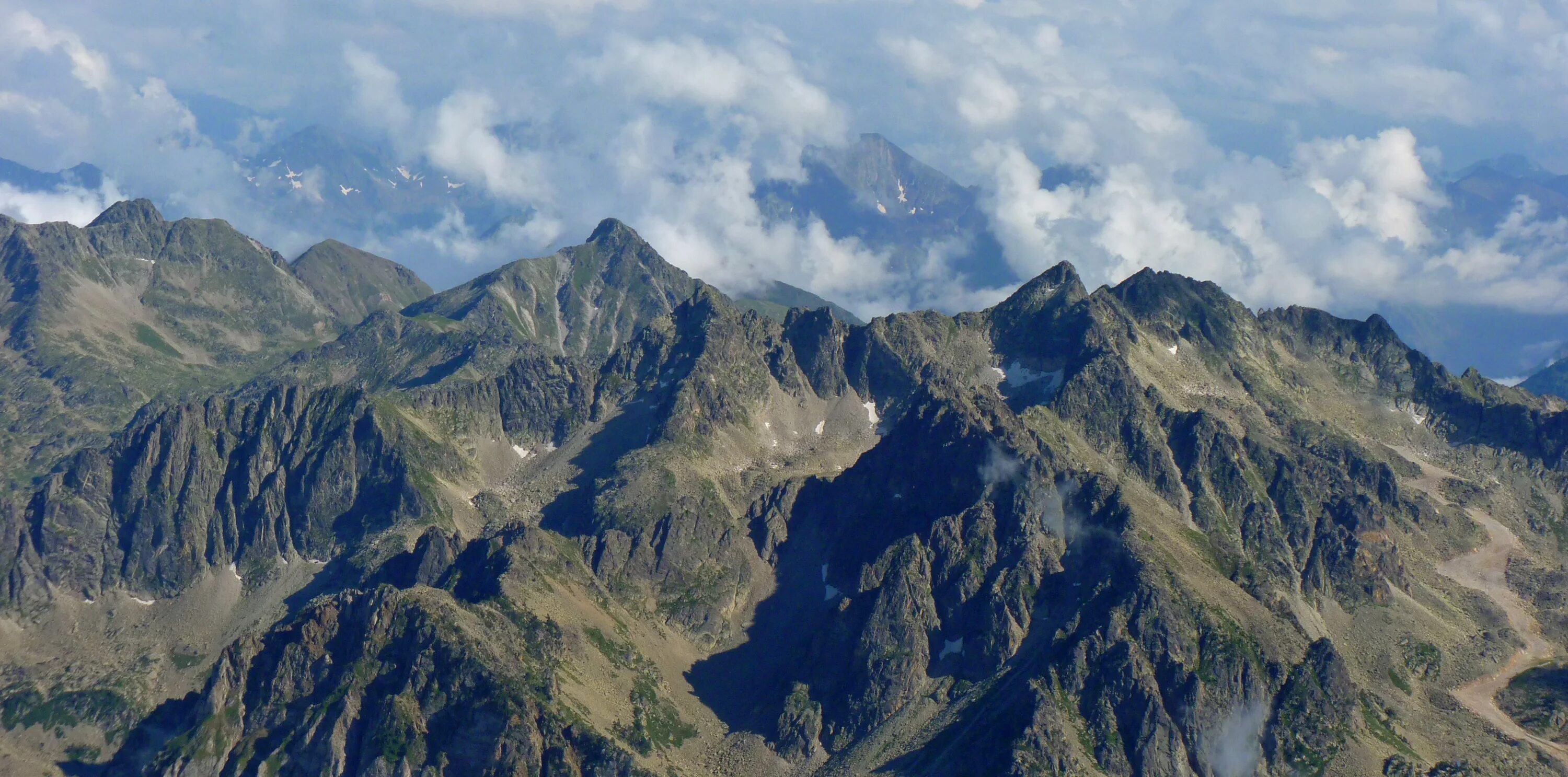 Долина в горах 5 букв. Вершина Пиренеев. Горы Альпы и Пиренеи. Франция горы Пиренеи и Альпы. Горная цепь Пиренеев Франция.