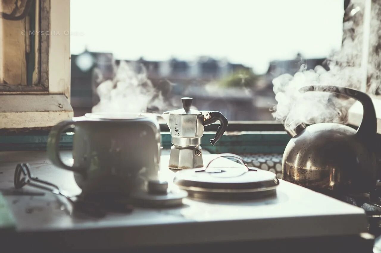 Утро кипеть. Чаепитие Эстетика. Чай на кухне. Чайник на плите Эстетика. Чашка кофе на кухне.
