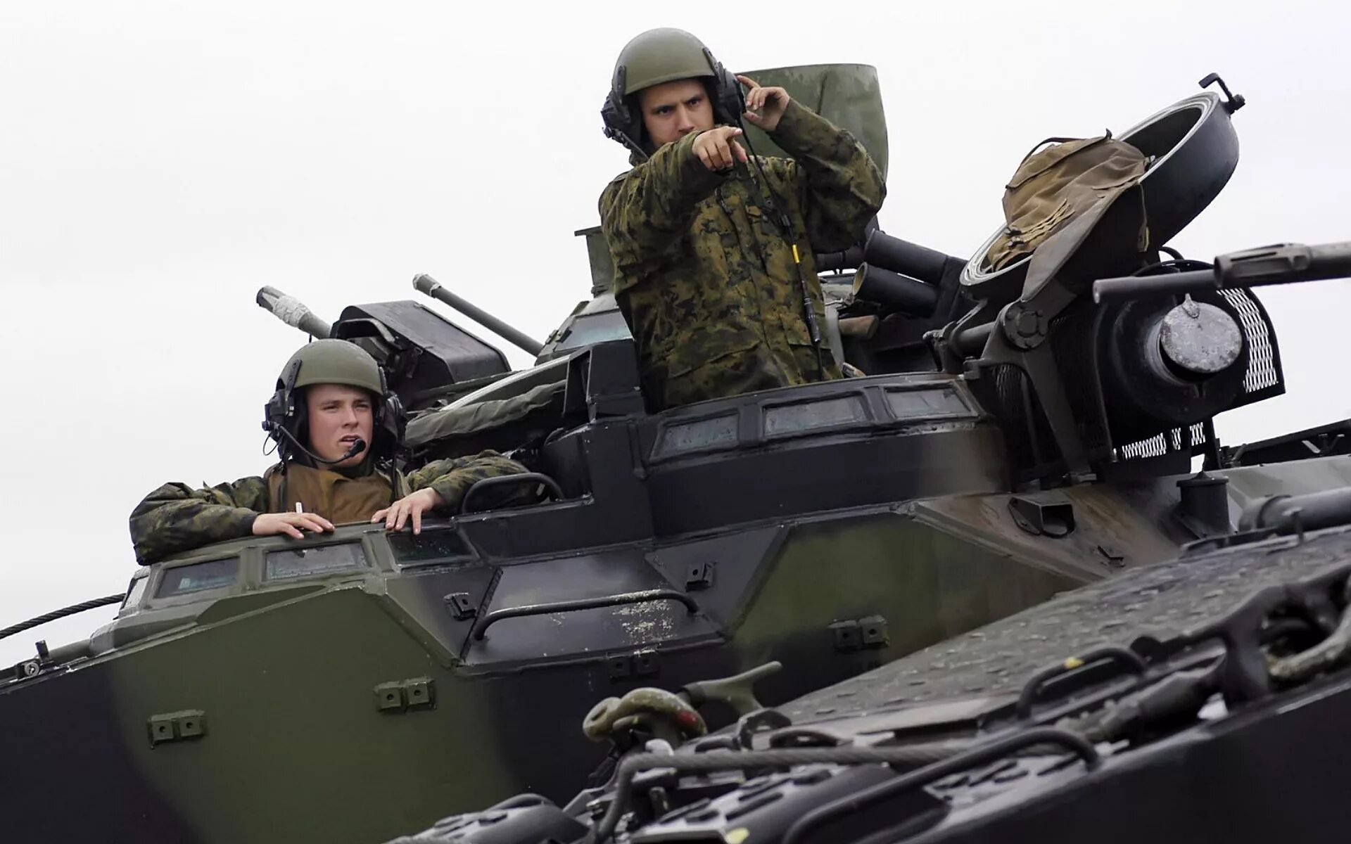 Российский солдат защитник родины. Военный танкист. Российский солдат. Солдат танкист. Современный танкист.