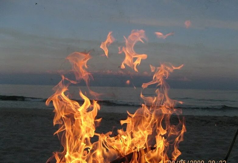 Вода горит. Огонь и вода. Огонь над водой. Огонь и море. Костер у воды.