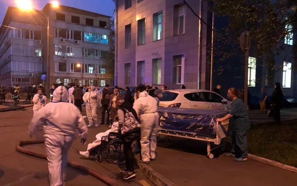 Что творится в больницах. Что творится в больницах. Очередь в больнице фото. Трупы в коридорах больниц сша. В реанимации после пожара.
