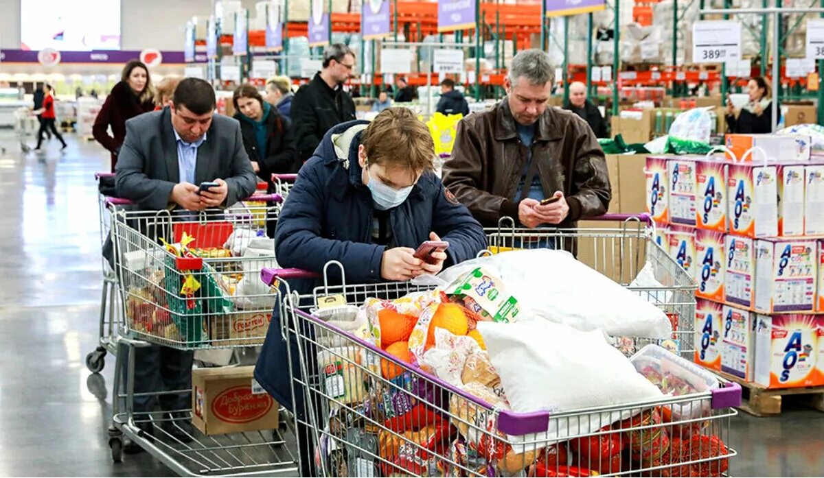 Поезжайте за продуктами. Очередь за продуктами. люди закупаются продуктами. люди скупают продукты в магазинах. люди в магазине россия.