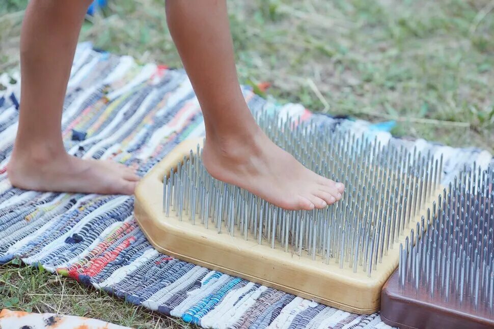 Доска садху "mantra" 10 мм. Доска с гвоздями. Практика стояния на гвоздях. Доска с гвоздями. Стояние на гвоздях садху.