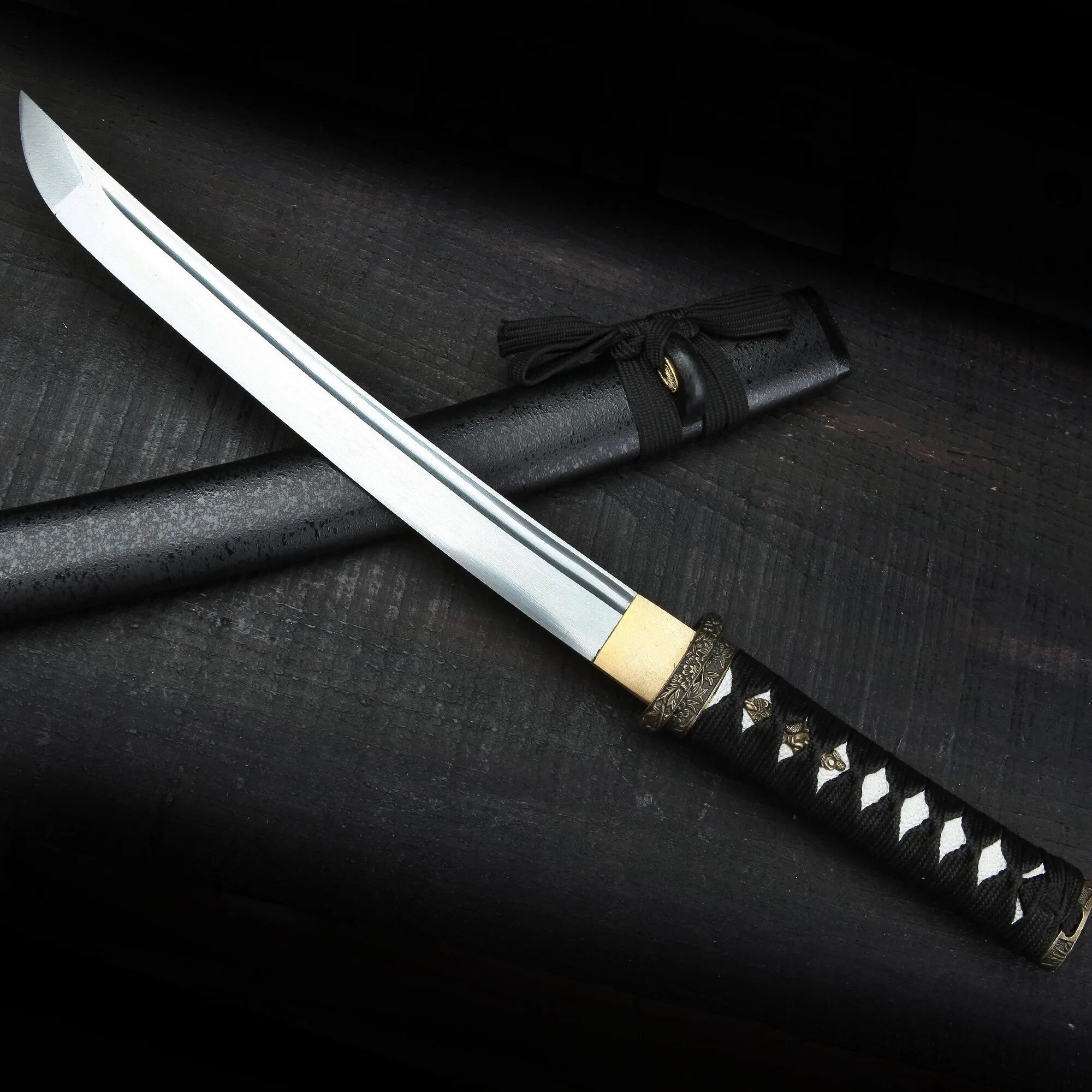 Короткий японский меч. Вакидзаси и катана у самурая. Катана вакидзаси и танто. Танто самурая. Короткий японский меч танто.