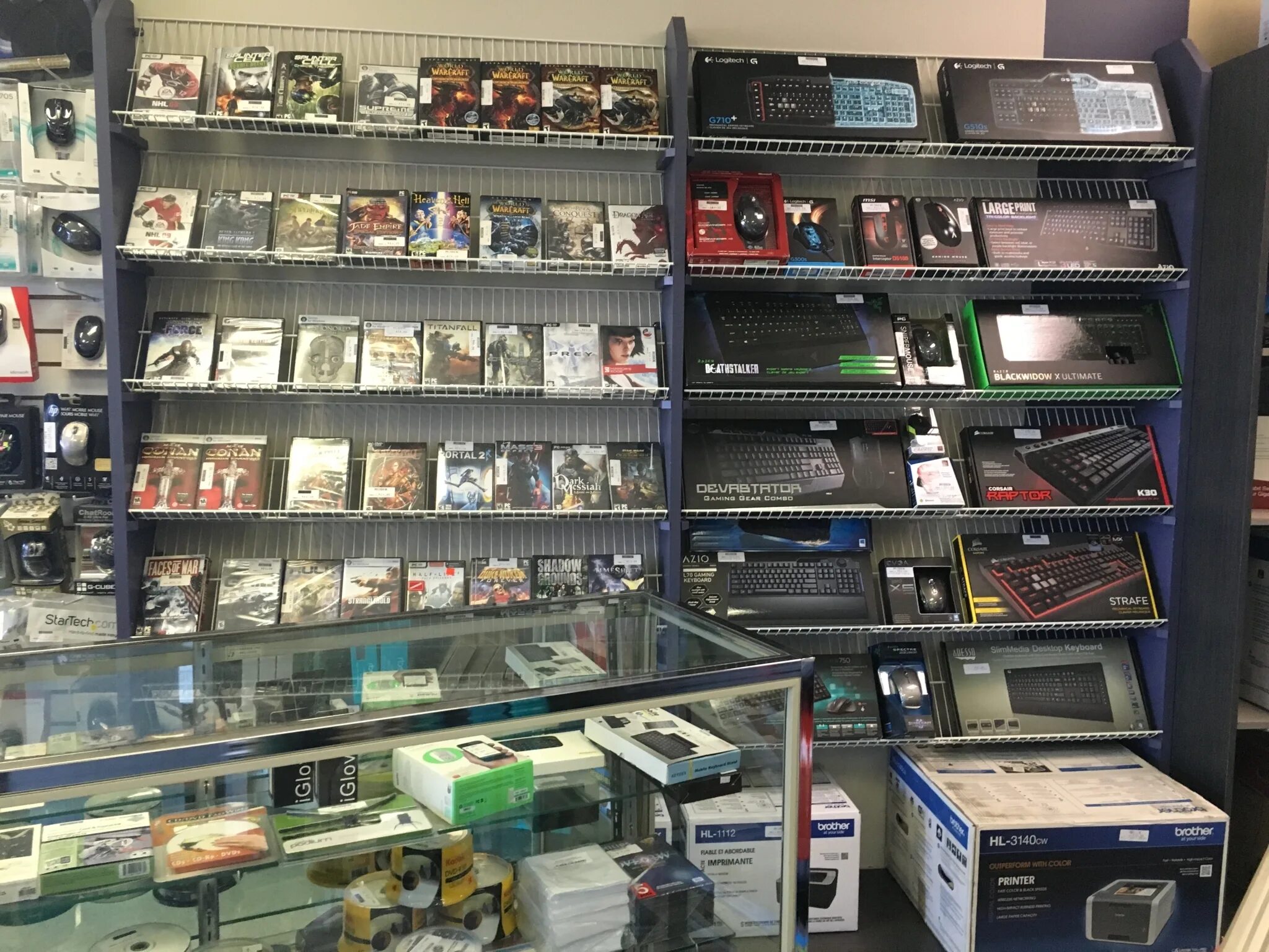 Константин чайка лэти. Петербург техника компьютерная. Компьютерный магазин. Витрина с ноутбуками. Петербург техника компьютерная.