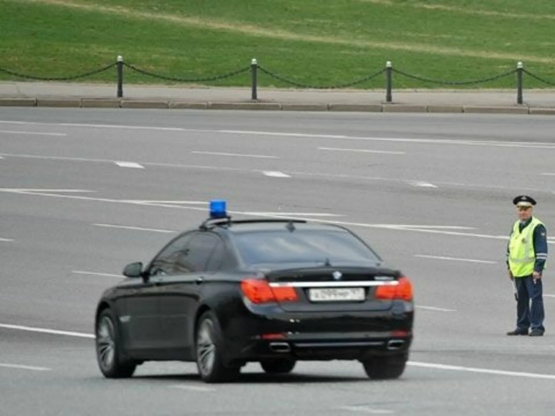 Гуф иномарка с мигалками поворачивает в арку. Машина депутата с мигалкой. Автомобили Госдумы. Сопроводили учебный автомобиль с мигалками. Машина депутата Госдумы с мигалкой.