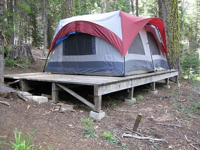 Camping platform. Палатка платформа. Деревянная платформа для палатки. Палатка pod Tents. Палатка Лагерная кемпинговая каркасная.