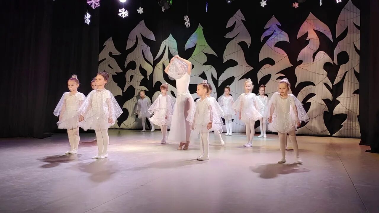 танец фонарики для малышей. танец с фонариками в младшей группе. танец с фонариками в младшей группе. танцы гномиков на новый год в детсаду. танец с фонариками в темноте.