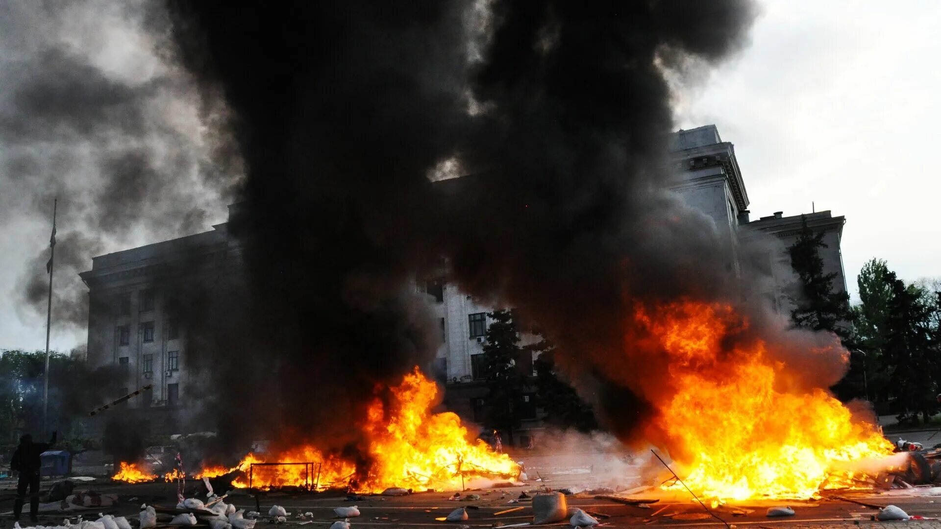 Дом профсоюзов в одессе 2 мая 2014. Дом профсоюзов в одессе 2 мая 2014