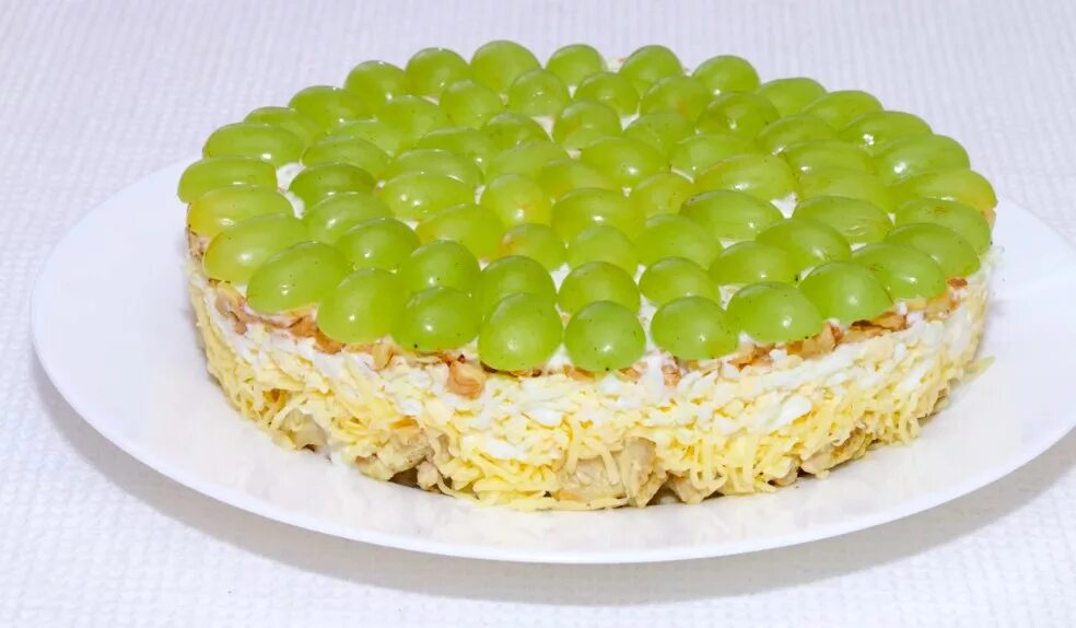 Салат пошаговый рецепты фото. Тиффани салат с виноградом и копченой курицей. Салат Тиффани с курицей и виноградом. Салат с виноградом и курицей слоями Тиффани. Салат из курицы и винограда Тиффани.