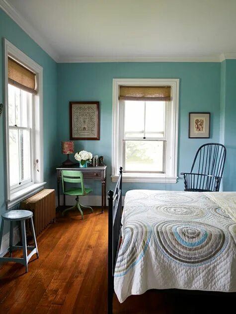 Темный пол голубые стены. Голубые стены в спальне. Голубые стены деревянный пол. Голубые стены коричневый пол. Бирюзовые деревянные стены.