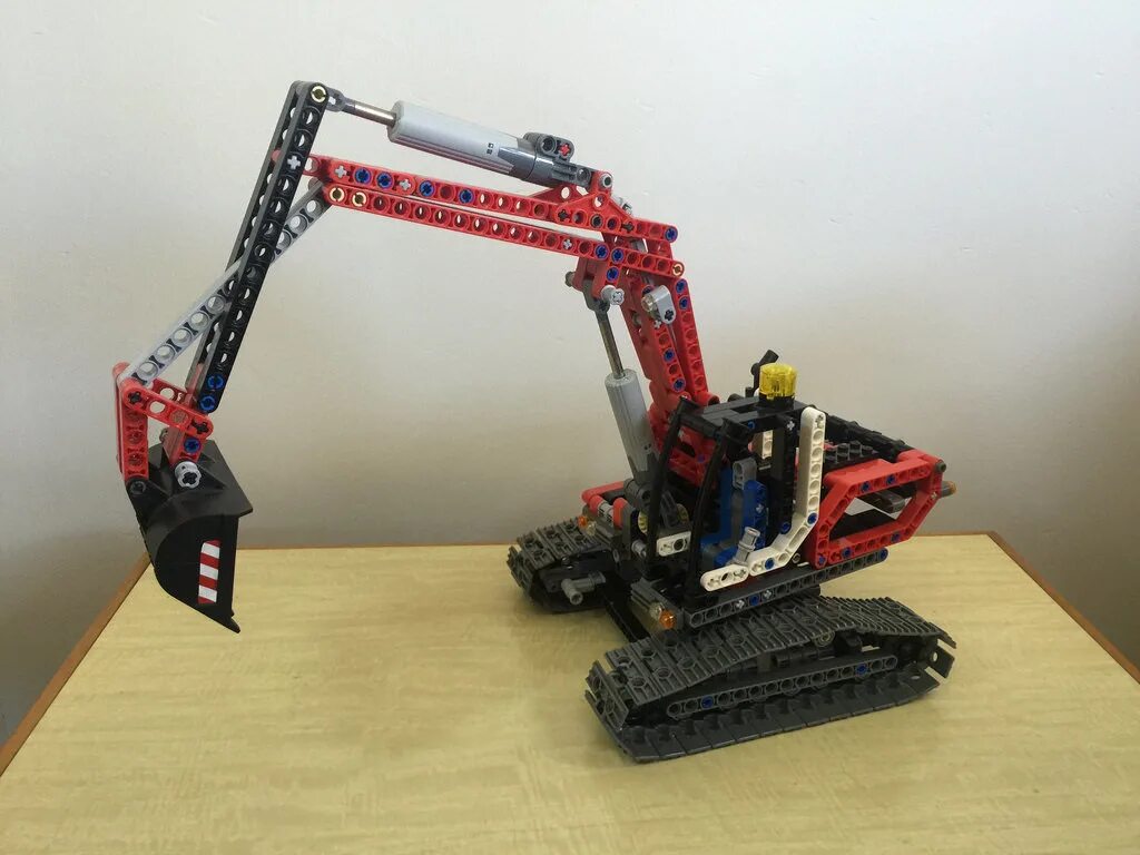 Красный экскаватор. Конструктор Technic экскаватор 90022 King 20025.