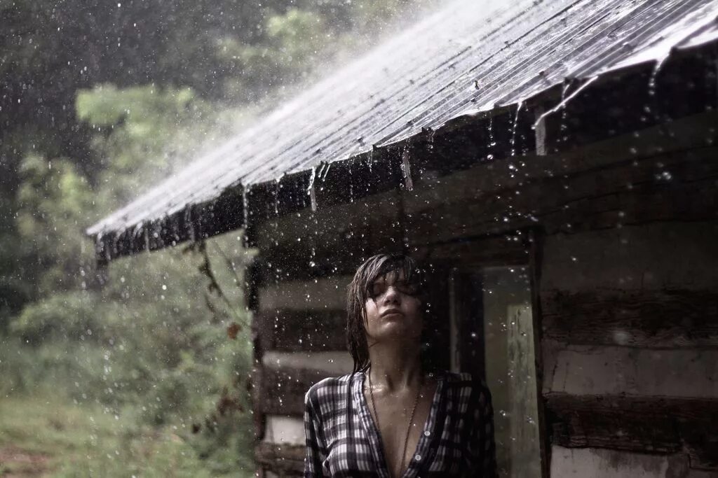 Elle rain. Девушка под дождем. Девушка дождь. Фотосессия в дождь. Девочка под дождем.