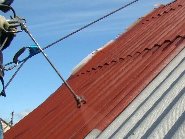Покраска крыши дома цена за квадратный. Окраска крыши. Покраска шиферной крыши. Покраска шифера на крыше. Покраска металлической крыши.